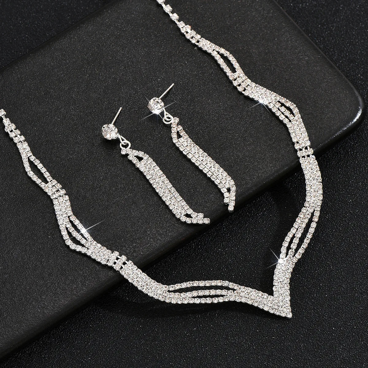 Women's fashion design jewelry set, simple and versatile, light luxury style, sparkling accessories