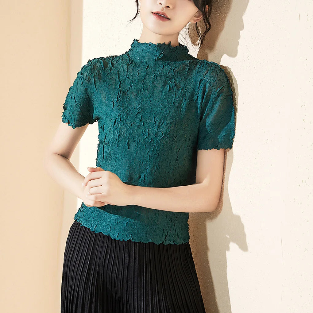 Basic short-sleeved tops for women in summer, slim fit, stand-up collar, black pleated T-shirt, 2025 new summer tops