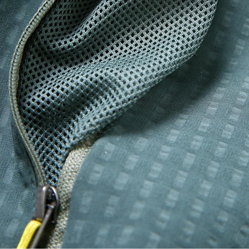 High-quality Outdoor Camping, Hiking, Windproof and Waterproof Jacket for Both Men and Women To Keep Warm.