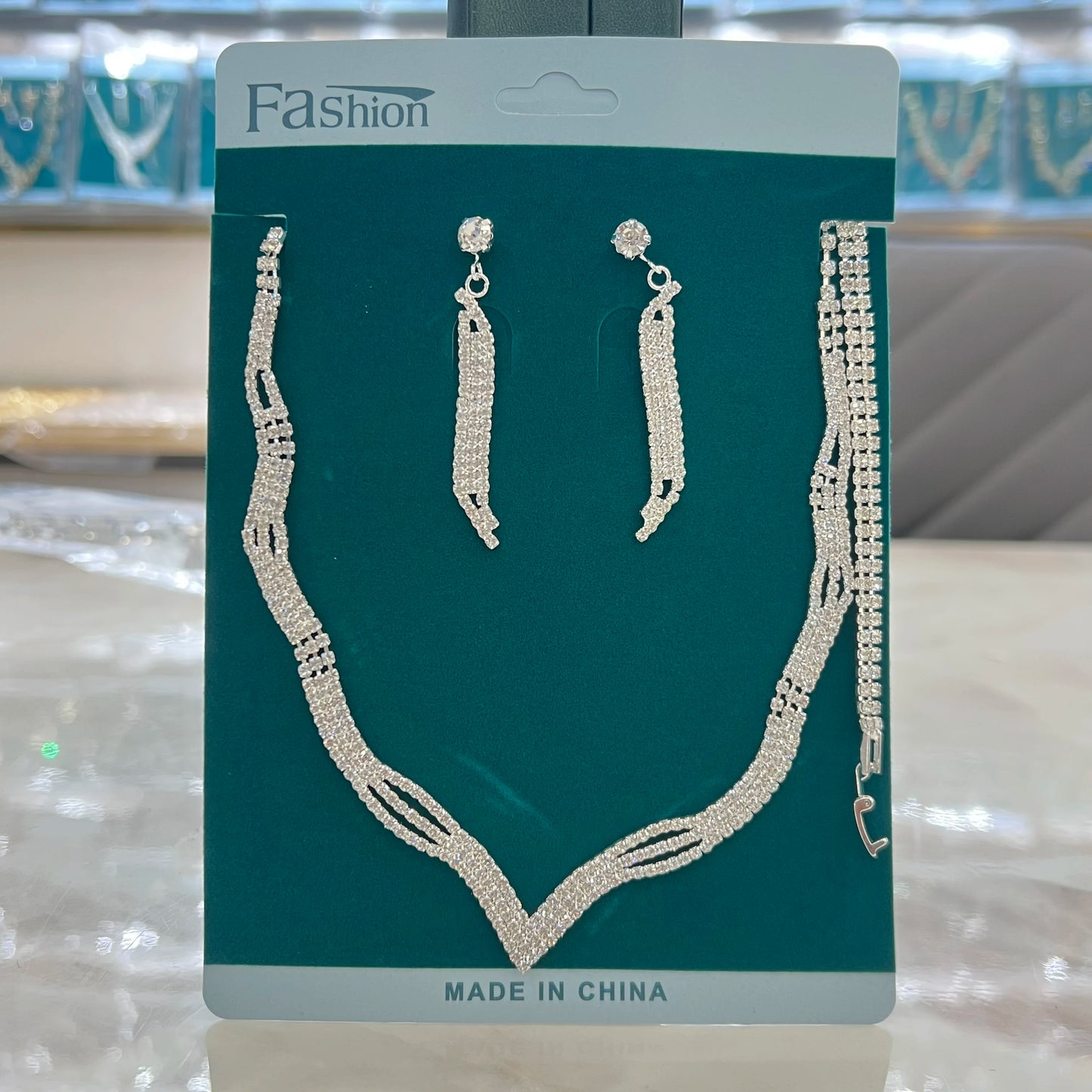 Women's fashion design jewelry set, simple and versatile, light luxury style, sparkling accessories